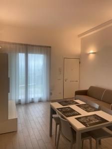 卡梅拉诺Alba - Le Grotte Rooms & Apartments的客厅配有沙发和桌子