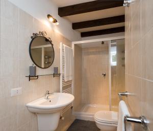 巴韦诺B&B Casa del Lago的一间带水槽、卫生间和镜子的浴室