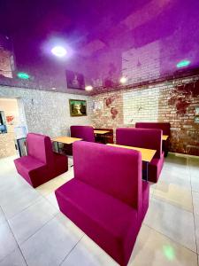 第聂伯罗Sweet Home的餐厅设有紫色椅子、桌子和桌椅