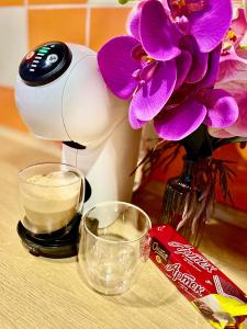 第聂伯罗Sweet Home的一张桌子、咖啡壶和一个花瓶