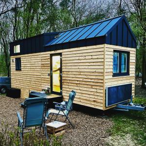 LathenTinyhouse „Kleines Ems-Idyll“的蓝色屋顶的木制小房子