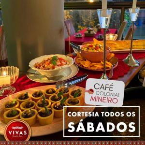 蒙蒂锡昂Vivas Hotel e Casa的一张桌子,上面有自助餐