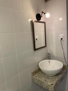 博卡德尔里奥Departamento centro de Boca del Río的浴室设有白色水槽和镜子