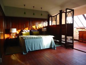 布鲁塞尔布鲁塞尔弗拉耶旅馆的一间卧室设有一张大床,铺有木地板。