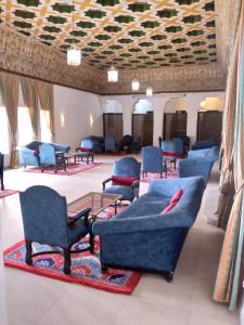 阿尤恩帕拉多尔酒店的一间配备有蓝色沙发和椅子的等候室