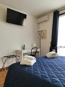 蒙特卡蒂尼泰尔梅7 Panorama的一间卧室配有蓝色的床和毛巾