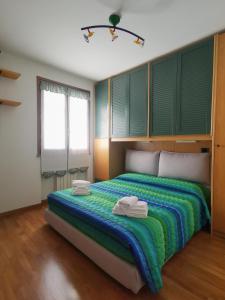 蒙特卡蒂尼泰尔梅7 Panorama的一间卧室配有带毛巾的床