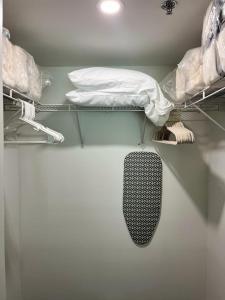 迈阿密**New** Cozy and Detailed Brickell Studio的客房设有两张双层床和黑白枕头。