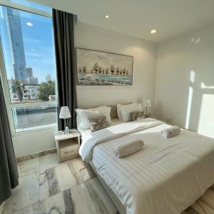 吉达Urban Luxury Apartment的一间卧室设有一张大床和一个大窗户