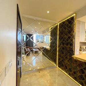 吉达Urban Luxury Apartment的一间设有玻璃门的房间,设有客厅