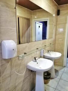 第聂伯罗Sweet Home的浴室设有2个水槽和镜子