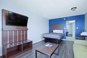 默特尔比奇South Seas Ocean Front的小型酒店客房配有床和沙发。