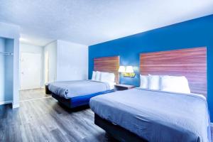默特尔比奇South Seas Ocean Front的酒店客房,设有两张床和蓝色的墙壁