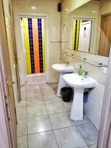 第聂伯罗Sweet Home的浴室设有2个水槽和镜子