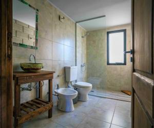 拉安戈斯图拉镇Arcano Casa Montaña的一间带卫生间和水槽的浴室