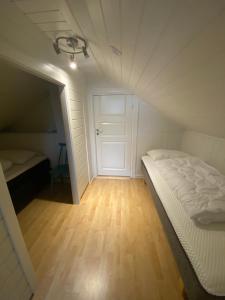 安德内斯Roligheten Lodge in Andenes的小房间,设有床和门