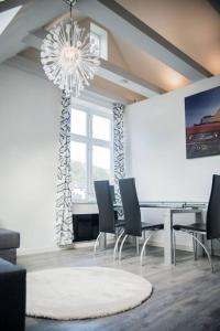 卑尔根Modern apartment 7 min to center的一间带桌椅和吊灯的用餐室