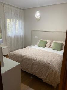卡韦松·德·拉·萨尔埃尔克鲁塞旅馆的一间卧室配有带两个枕头的床和窗户