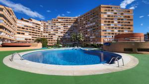 罗萨斯Mediterranean apartment Rosas的大型建筑前的大型游泳池