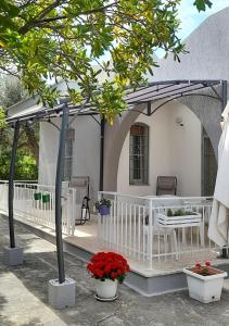 托雷坎内Villa Marisole的房屋前带桌椅的白色凉亭