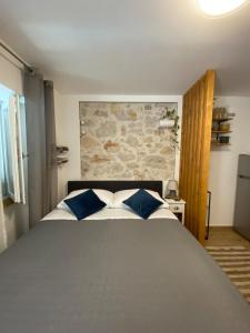 希贝尼克Little Oasis的一间卧室配有一张带蓝白色枕头的大床