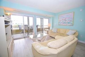 大洋城Seascape-Heron Harbour 200-9的客厅配有沙发和桌椅