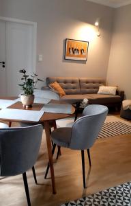 华沙Soul Apartment的客厅配有桌椅和沙发