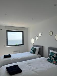 拉姆斯盖特Royal View的带窗户的客房内的两张床