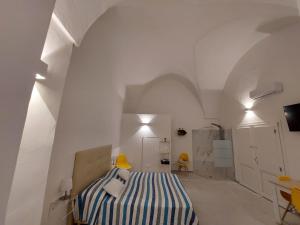 塔维亚诺Corte Petricore的一间白色客房内的床铺卧室