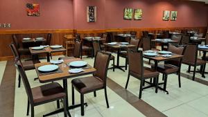 科皮亚波科皮亚波迭戈阿尔马格罗酒店的用餐室配有木桌和椅子
