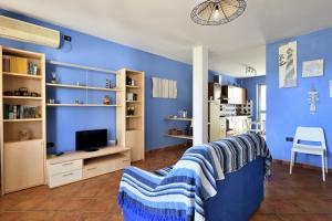 圣玛丽亚纳瓦雷Casa Oleandri的蓝色的客厅配有沙发和电视