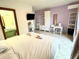 阿尔巴诺拉齐亚莱Cape House的一间带白色床的卧室和一间浴室