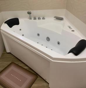 伊斯基亚R Home的客房内的白色浴缸