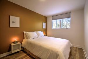 莫兰高地Chalet Haut-Bois - Hiking, Skiing and Spa的卧室配有一张大白色床和窗户