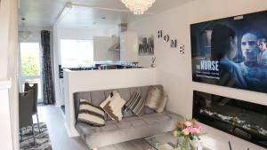WolvertonMilton Keynes Luxury Short Stay House with WIFI and Free Parking的带沙发和电视的客厅