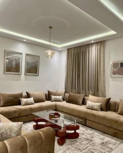马拉喀什Dar Sanaa Marrakech的客厅配有沙发和桌子