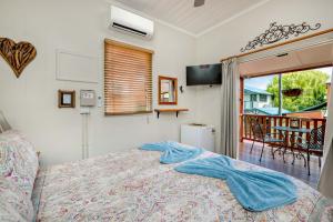 凯恩斯绿洲旅行者旅舍的一间卧室配有一张床,享有门廊的景色