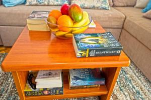 杜布罗夫尼克Apartment Duby的一张桌子,上面放着一碗水果和书籍