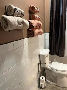 哈里斯堡F.M.T.的一间带卫生间和一束毛巾的浴室