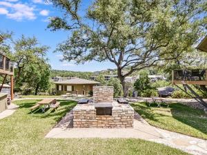 莱克韦Hill Country Bungalow With Pool & Hot Tub #13的草地上带砖块的后院