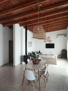埃斯佩兰萨Quinta El Hornero的一间配备有白色桌椅的用餐室