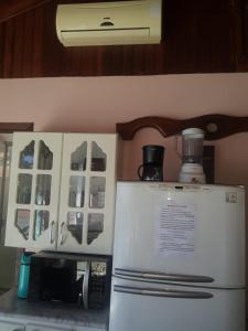 圣玛丽亚Conforto e comodidade em Santa Maria的厨房配有微波炉和冰箱。
