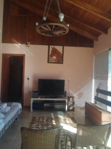 圣玛丽亚Conforto e comodidade em Santa Maria的客厅配有平面电视和沙发。
