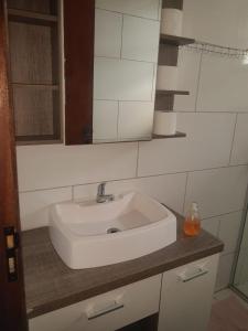 圣玛丽亚Conforto e comodidade em Santa Maria的浴室设有白色水槽和镜子