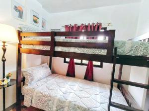 LiloanSpacious 2-Bedroom Apartment》WIFI》NETFLIX的一间卧室配有两张双层床。