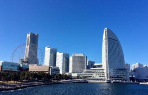 横滨Yokohama HY House的一座高楼高大的城市,水体