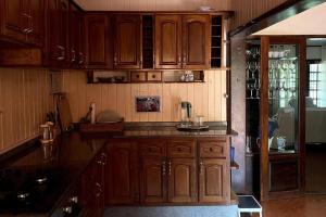 Bella VistaBella Vista Apartamento的厨房配有木制橱柜和台面