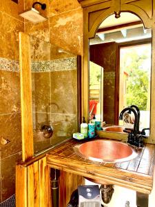 塞多纳Sedona Camp Tiny House的一间带水槽和镜子的浴室
