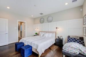 休斯顿Cozy Downtown Modern Townhome的卧室配有一张白色的大床和一张沙发。