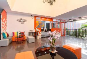 卡塔海滩Kata Silver Sand的客厅配有沙发和桌子